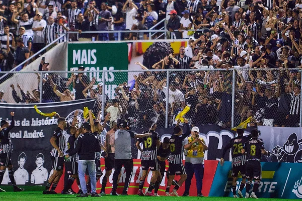 Jogadores do Asa de Arapiraca comemoram classificação contra o Manauara pela Série D