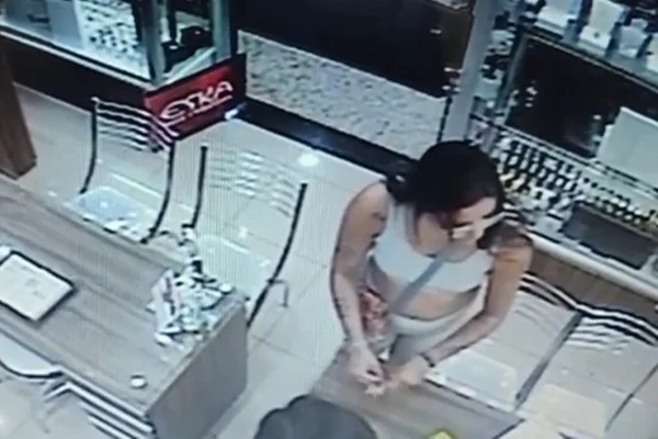 Vídeo: professora usou cartão furtado para gastar R$ 200 em bijuteria