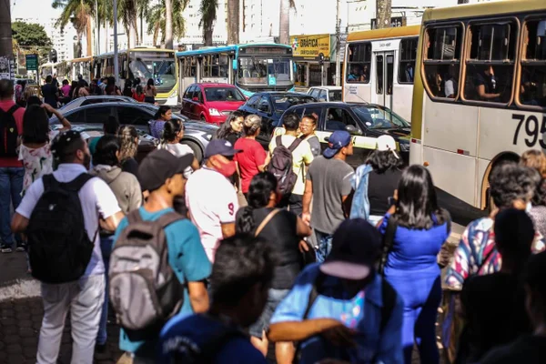 Fila para entrar em ônibus lotado