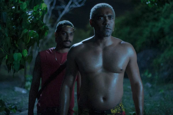 Imagem colorida mostra cena do filme A Margem do Rio - Metrópoles