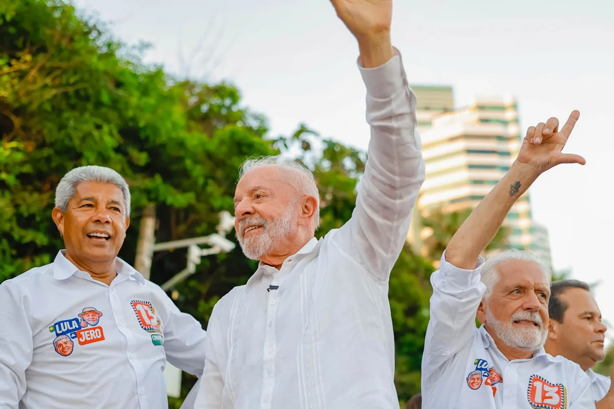 Presidente Lula, governador Jerônimo Rodrigues (PT) e senador Jaques Wagner (PT) durante comício em Salvador (BA) Presidente Lula, governador Jerônimo Rodrigues (PT) e senador Jaques Wagner (PT) durante comício em Salvador (BA)