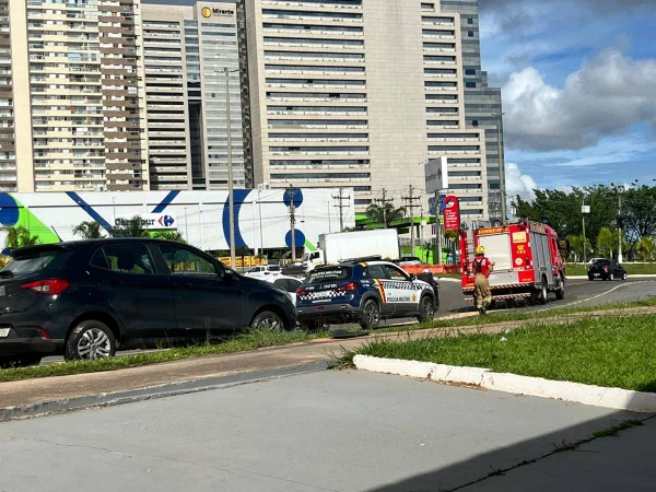 Ônibus deixa rastro de óleo e causa diversos acidentes em Águas Claras