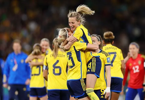imagem colorida das jogadoras da Suécia comemorando terceira colocação no Mundial 2023 - Metrópoles