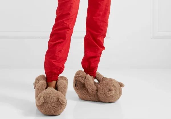 Ursinhos de pelúcia: Vetements lança pantufas de luxo estilo anos 1990