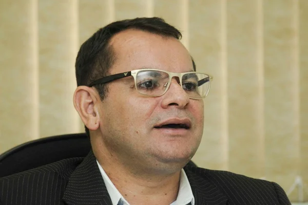 homem de óculos