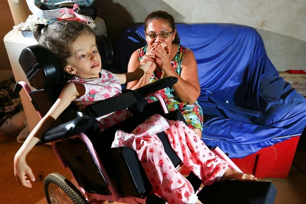 Aninha ganha cama especial e cadeira adaptada para ir à escola