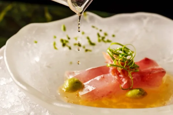 Foto colorida de um prato do restaurante paulista Tuju - Metrópoles