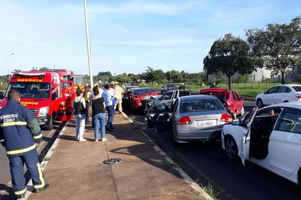 Engavetamento entre sete carros complica trânsito na Ponte JK