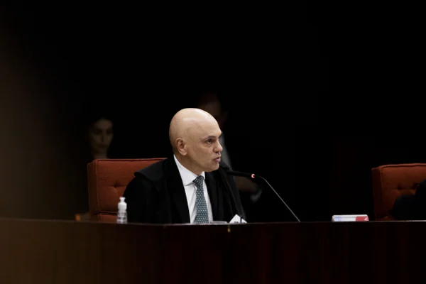 O ministro Alexandre de Moraes faz a leitura do relatório. O julgamento do ex-presidente Jair Bolsonaro (PL) e de mais sete aliados começou às 9h10 desta terça-feira (2/9) na Primeira Turma do Supremo Tribunal Federal (STF). Os cinco ministros da Turma analisam a ação penal sobre suposta trama golpista atribuída ao ex-chefe do Palácio do Planalto e sete réus que visou anular as eleições de 2022 e manter Bolsonaro no poder. - Metrópoles