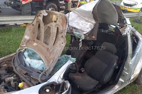 Motorista colidiu carro com a defensa metálica na Rodovia Marechal Rondon, em Avaí (SP). Dos quatro passageiros, dois estão em estado grave - Metrópoles