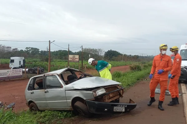 Jovem de 18 anos morre ao ser arremessado de carro em capotamento na BR-060
