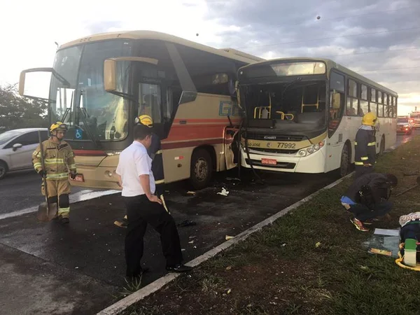Acidente entre dois ônibus e um carro deixa seis feridos na EPTG