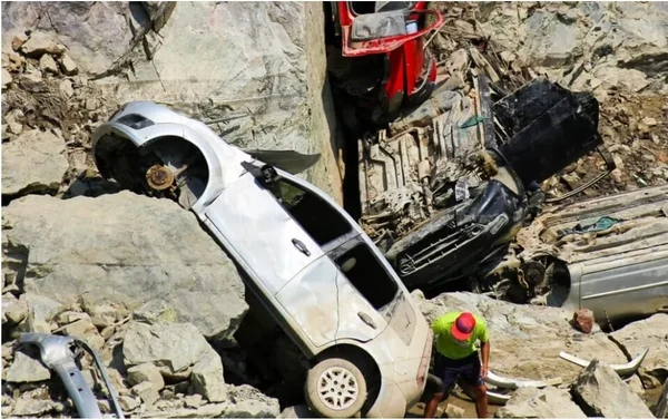 Polícia começa a retirar carros encontrados em lago de antiga pedreira