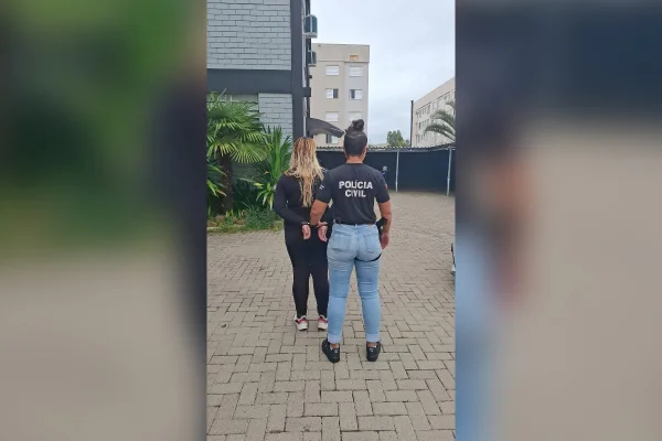Imagem colorida mostra mãe sendo presa após exame constata cocaína na urina da filha de três anos - Metrópoles
