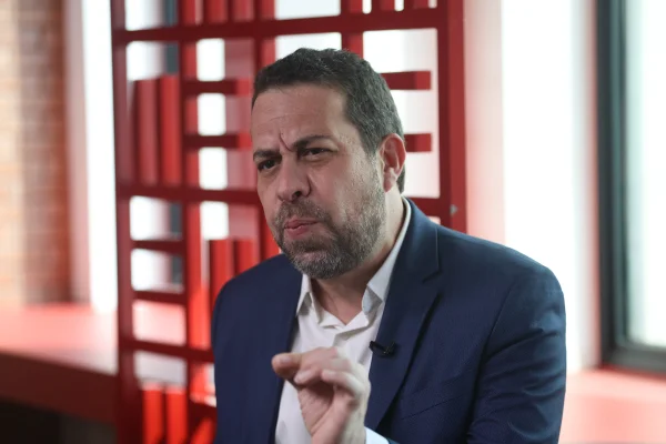 Guilherme Boulos é entrevistado no estudio do Metrópoles