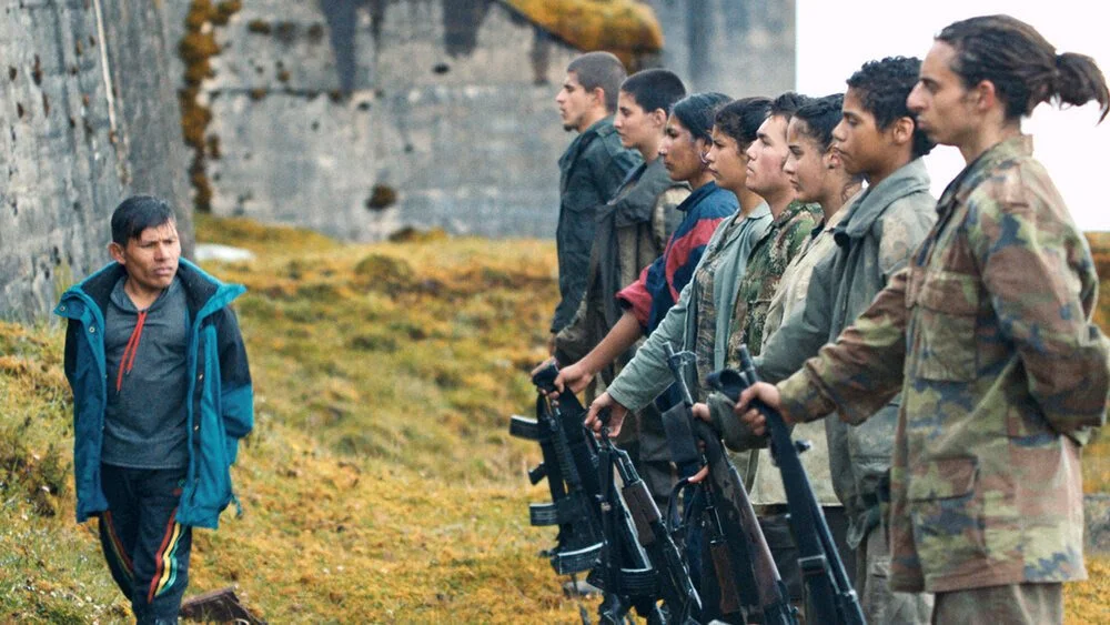 <b>Monos: Entre o céu e o inferno.</b> Desde que estreou no Festival de Sundance em janeiro de 2019, o longa tem colecionado prêmios (como no Festival Internacional de San Sebastián) e despertado discussões. Seus protagonistas são adolescentes que participam de uma guerrilha numa região remota de um país latino-americano qualquer. Com nomes como Rambo, Pé Grande e Smurf, diariamente fazem treinamento militar rígido enquanto também cuidam de uma prisioneira americana (Julianne Nicholson) <b>Monos: Entre o céu e o inferno.</b> Desde que estreou no Festival de Sundance em janeiro de 2019, o longa tem colecionado prêmios (como no Festival Internacional de San Sebastián) e despertado discussões. Seus protagonistas são adolescentes que participam de uma guerrilha numa região remota de um país latino-americano qualquer. Com nomes como Rambo, Pé Grande e Smurf, diariamente fazem treinamento militar rígido enquanto também cuidam de uma prisioneira americana (Julianne Nicholson)