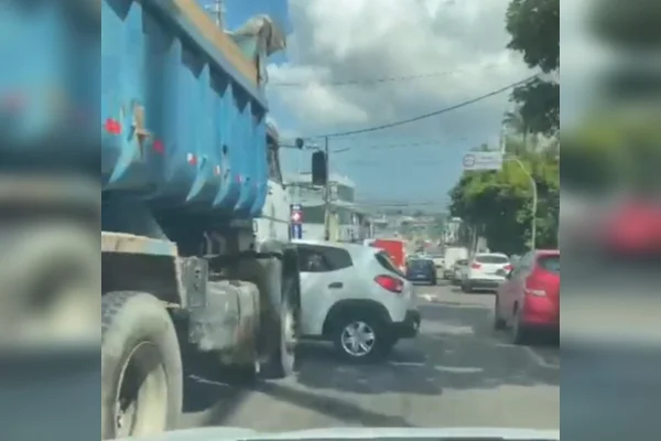 Vídeo registra carro sendo arrastado por caminhão pelas ruas de Manaus