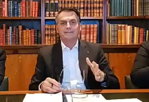 Bolsonaro diz: “Não tenho licença pra dirigir retroescavadeira”