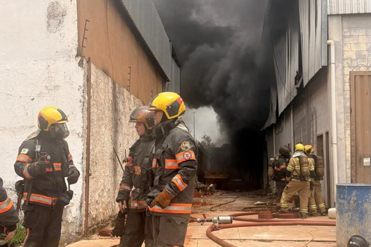 Um incêndio atingiu um galpão no Setor de Indústria de Ceilândia Um incêndio atingiu um galpão no Setor de Indústria de Ceilândia