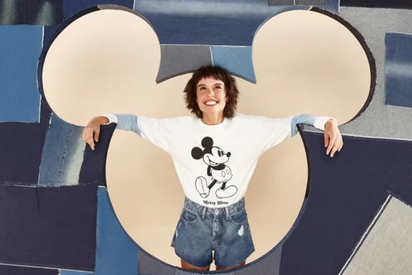 Modelo com camiseta branca
