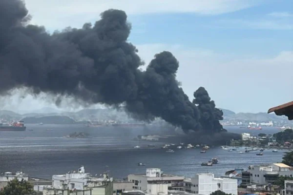 Foto colorida de fumaça preta após incêndio de grandes proportções atingirem fábria de óleo combustível na Ilha do Governador (RJ) - Metrópoles