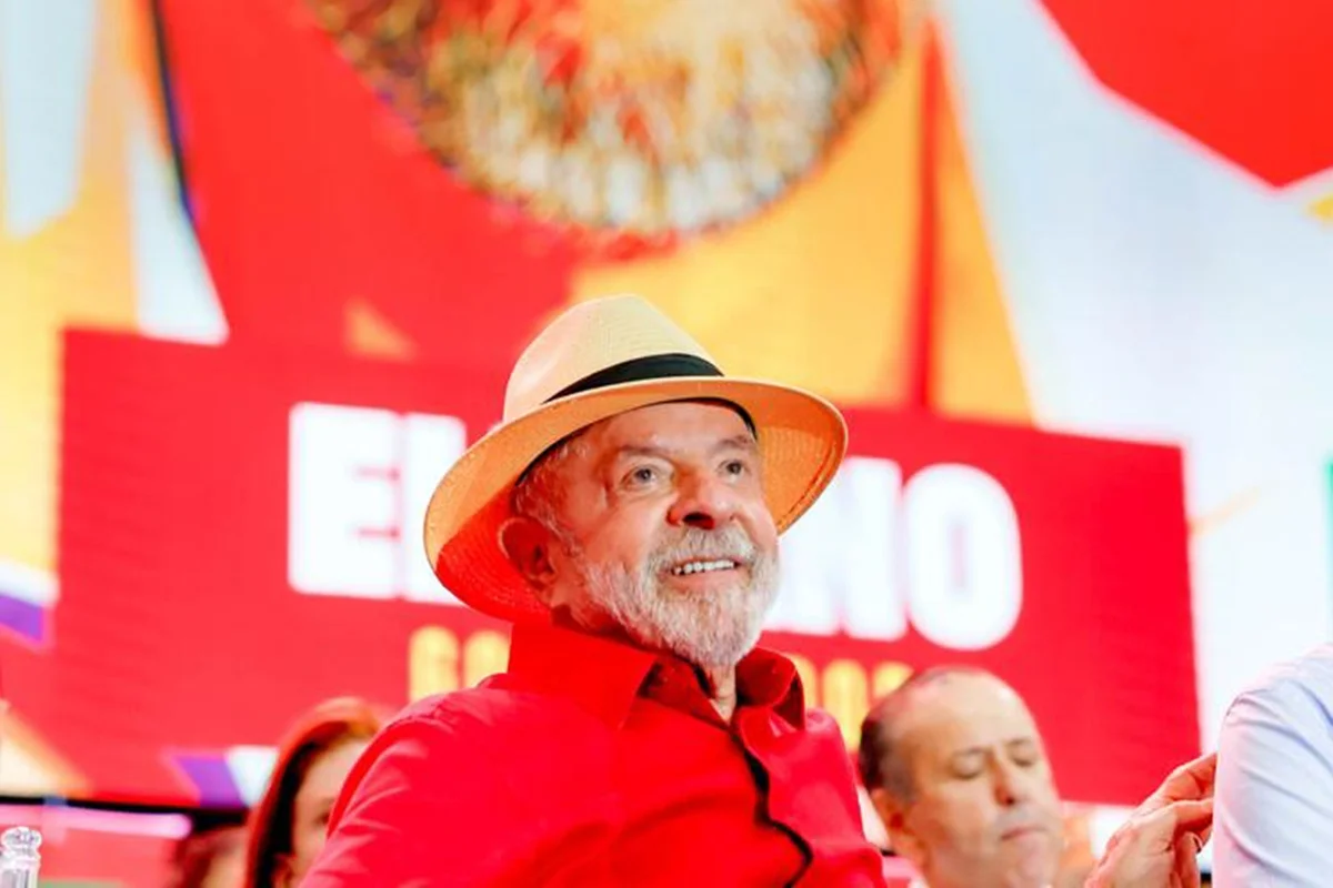 Com Lula, PT oficializa candidatura de Elmano ao governo do Ceará Com Lula, PT oficializa candidatura de Elmano ao governo do Ceará
