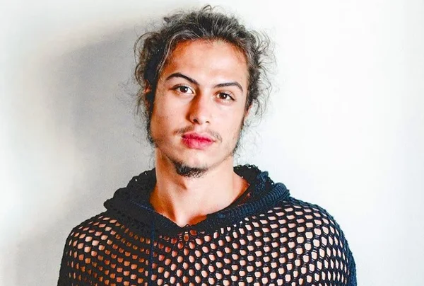 Nus, irmão de Rafa Vitti e ator de A Dona do Pedaço posam abraçados