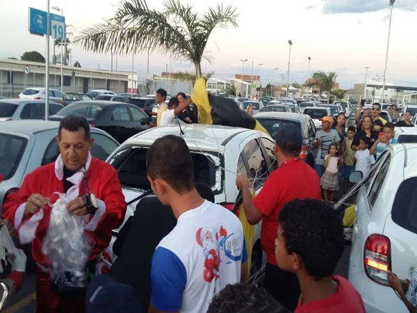 Papai Noel cai de paraquedas em cima de carro em shopping na Bahia