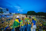 Ao fim do ato, Celina e Michelle convocaram os apoiadores a cantarem o hino nacional. Em seguida, encerraram a manifestação rezando um Pai Nosso. Ao fim do ato, Celina e Michelle convocaram os apoiadores a cantarem o hino nacional. Em seguida, encerraram a manifestação rezando um Pai Nosso.