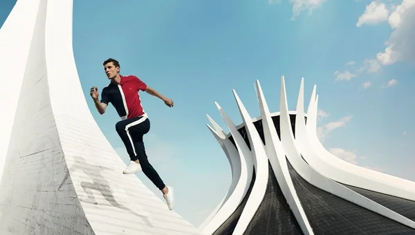 Nova campanha da Lacoste usa monumentos de Brasília como cenário