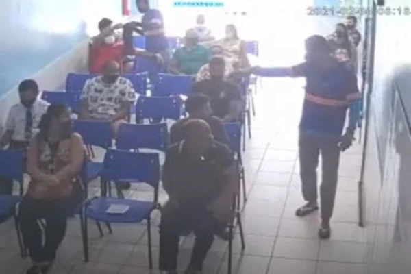 Dupla é flagrada por câmeras realizando assalto em clínica da Bahia