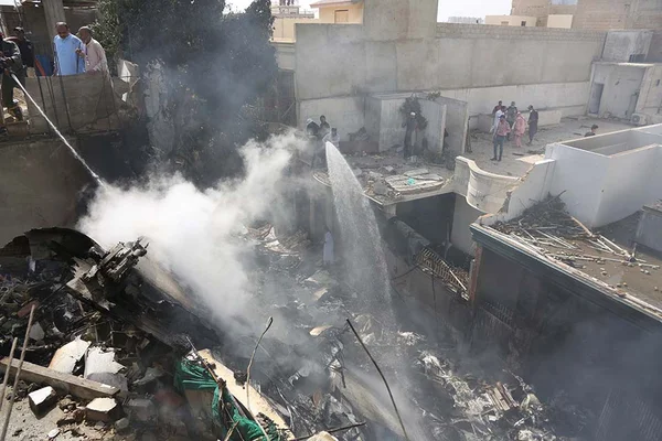 Um avião da Pakistan International Airlines caiu nesta sexta-feira, 22, em uma área residencial de Karachi, no Paquistão. A aeronave seguia para o aeroporto Internacional de Jinnah, um dos aeroportos mais movimentados do país. O voo PK 8303, que tinha partido da cidade de Lahore, transportava 99 passageiros e oito tripulantes, segundo informações iniciais divulgadas por Abdul Sattar, porta-voz da autoridade paquistanesa de aviação
