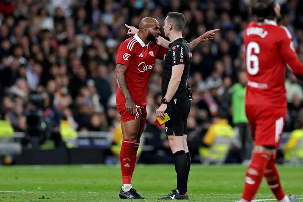 Brasileiro do Sevilla é suspenso por seis jogos após xingar árbitro