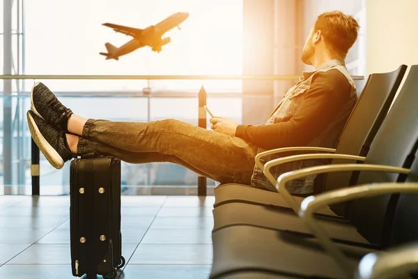 homem aeroporto malas de viagens