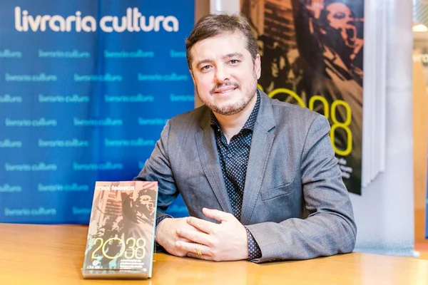Max Telesca comemora ingresso na Academia Brasiliense de Letras