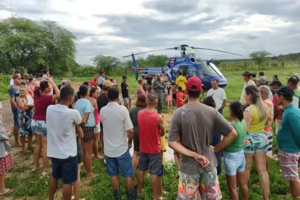 Foto colorida de um helicóptero do Corpo de Bombeiros da Bahia que ajuda a salvar as pessoas afetadas pelas chuvas - Metrópoles