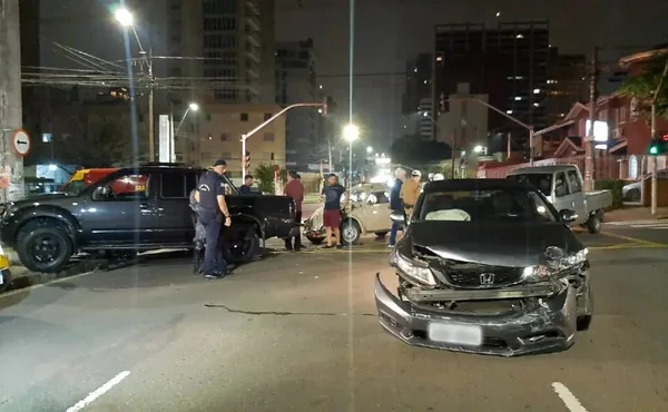 Quatro carros aparecem batidos no meio de uma pista em Curitiba, Paraná. Policiais e envolvidos no acidente avaliam os estragos - Metrópoles