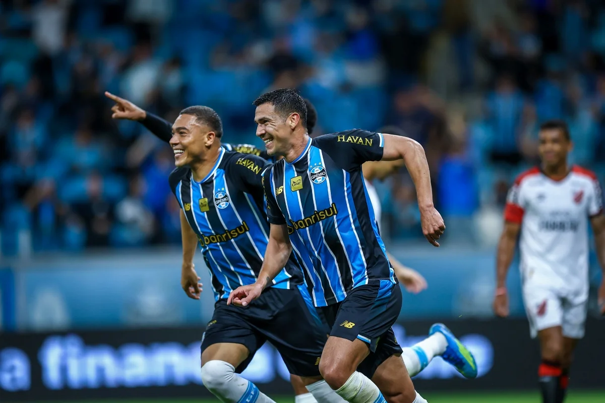Balbuena e Carlos Vinicius comemoram gol do Grêmio Balbuena e Carlos Vinicius comemoram gol do Grêmio