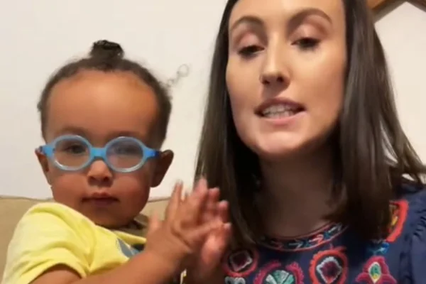 Criança com miopia tem reação fofa ao ver mãe com clareza pela 1ª vez