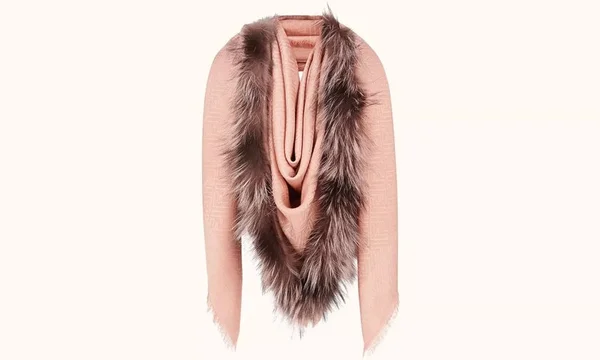 Fendi causa polêmica com cachecol que parece uma vagina