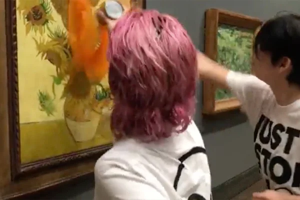 Ativistas jogam sopa de tomate em quadro de Van Gogh. Veja vídeos