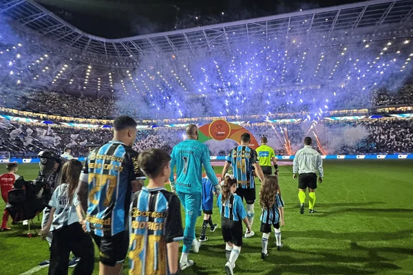Grêmio entrando em campo na Arena do Grêmio