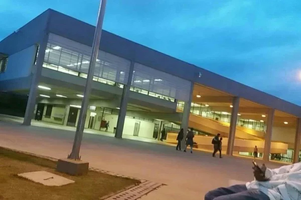 Imagem colorida de estrutura da Escola Estadual Parque da Aroeiras II, onde estudante de 13 anos ateou fogo no cabelo de uma colega - Metrópoles