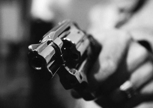 Jovem é encontrado morto a tiros em rua do DF. Polícia investiga