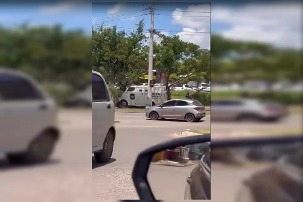 Carro-forte perde controle e bate em árvore em São Sebastião