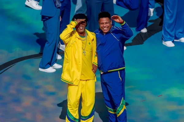 Brasileiros assinam roupas de Ronaldinho e Fenômeno na final da Copa - destaque galeria Brasileiros assinam roupas de Ronaldinho e Fenômeno na final da Copa - destaque galeria