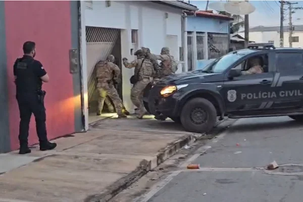 Imagem colorida,policiais cumprem mandado de busca e apreensão na casa de um dos investigados- Metrópoles