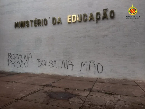 Imagem de pichação no prédio do MEC