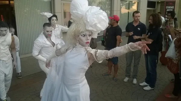 Bafo. Esfuziante, Allice Bombom completa 20 anos estudando Shakespeare, Brecht e Stanislávski