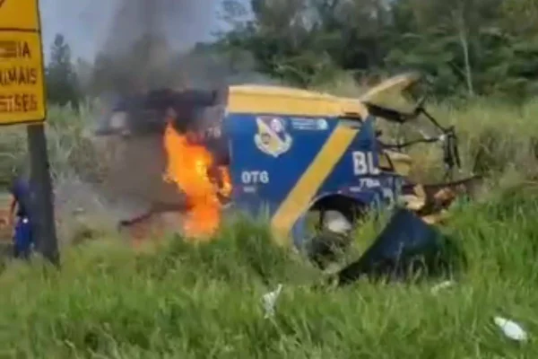 Imagem de carro-forte explodido em Piracicaba - Metrópoles